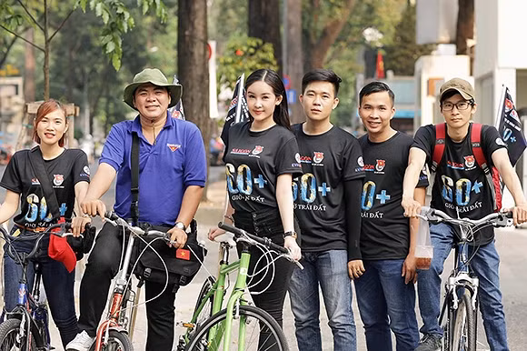 Ngân Anh đạp xe cùng các bạn trẻ trên đường phố TP HCM để kêu gọi mọi người tiết kiệm điện và bảo vệ môi trường trái đất.