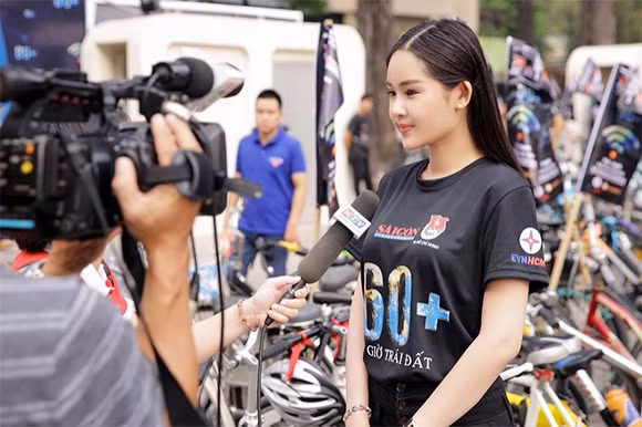 Bên cạnh đó, Ngân Anh cũng được khen ngợi khi tích cực tham gia những hoạt động cộng đồng, mới đây nhất là sự kiện Giờ Trái Đất kêu gọi tiết kiệm điện - bảo vệ môi trường.