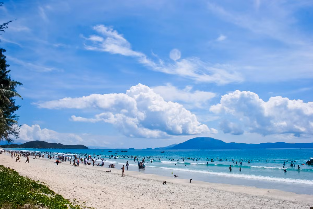 Bãi biển Thiên Cầm thuộc địa phận tỉnh Hà Tĩnh. Bãi biển Thiên Cầm là một trong những điểm được du khách chọn đến nhiều nhất trong những kì nghỉ ngắn ngày của mình.