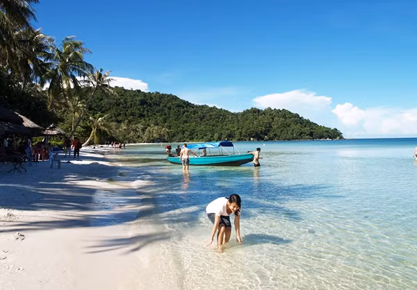 Bãi tắm Khem thuộc huyện đảo Phú Quốc. Bãi biển này cũng như các bãi tắm đẹp khác của Phú Quốc với bờ cát dài trắng mịn như bột. Điều đặc biệt ở Bãi Khem luôn gây ấn tượng với du khách đến thăm với hình dạng bãi biển hình cánh cung, nằm tĩnh lặng và bình yên giữa hai sườn rừng cây xanh thẫm.