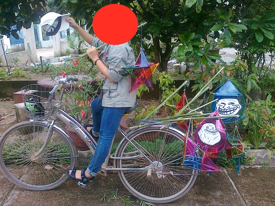 Đèn trung thu đa hình dáng, đa chủng loại và đặc biệt là rất thời thượng khi có gắn ảnh nhân vật đình đám cộng đồng mạng là "troll".