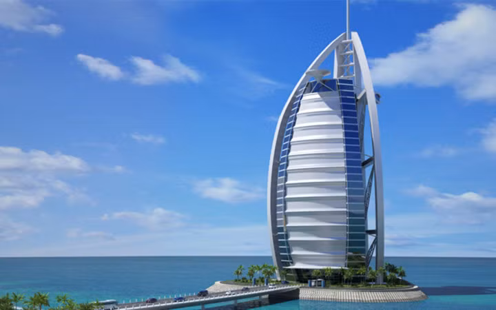Khách sạn 7 sao xa xỉ bậc nhất thế giới thiết kế hình cánh buồm nằm tại thành phố Dubai (Ảnh: TripAdvisor)
