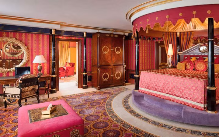 Giá phòng tại khách sạn 7 sao Burj Al Arab vô cùng đắt đỏ, chỉ tỷ phú thế giới mới dám bước chân vào (Ảnh: KT)