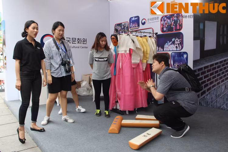 Đặc biệt, các bạn sẽ có cơ hội được trải nghiệm bộ môn trượt tuyết một trong những môn thể thao đặc biệt thú vị vào mùa đông, thông qua kính thực tế ảo. Đây cũng là cơ hội để người dân Hàn Quốc giới thiệu đến người dân Hà Nội cũng như những bạn trẻ về Thế vận hội mùa đông 2018 được tổ chức tại thành phố Pyeong Chang.