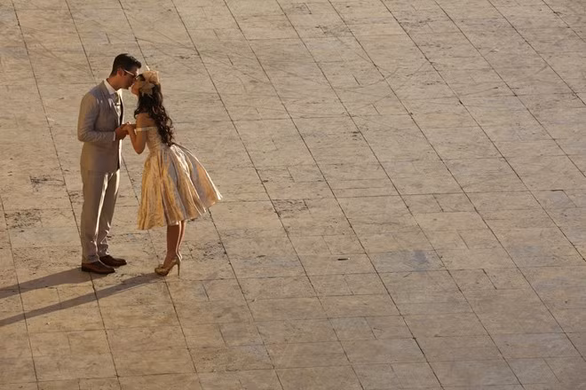 Cặp đôi thể hiện sự ngọt ngào lúc mặt trời mọc tại quảng trường Esplanade du Trocadero, Paris.