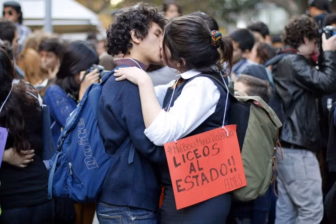 Sinh viên Chile tham gia cuộc biểu tình Besaton por la educacion (Hôn vì giáo dục) tại Santiago ngày 5/6.