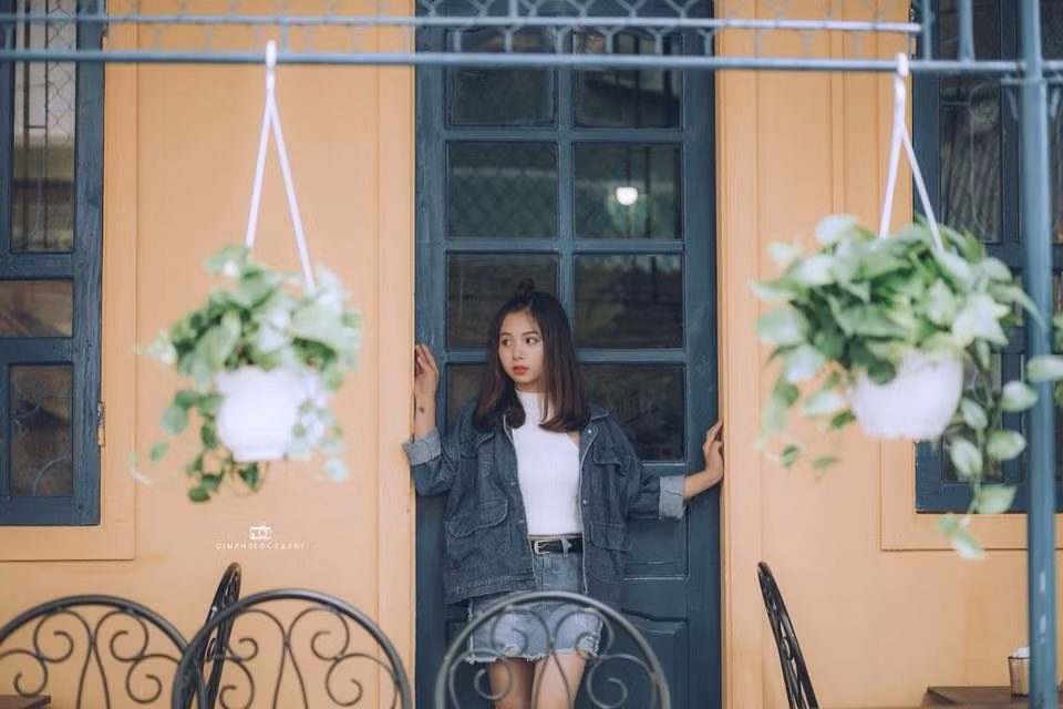 Bên cạnh công việc bán quần áo, Hằng Nga cũng làm nghề mẫu ảnh. 9X cho hay cô được khá nhiều nhiếp ảnh gia ưu ái, chọn tham gia các dự án, dù bản thân chỉ cao 1,53 m.