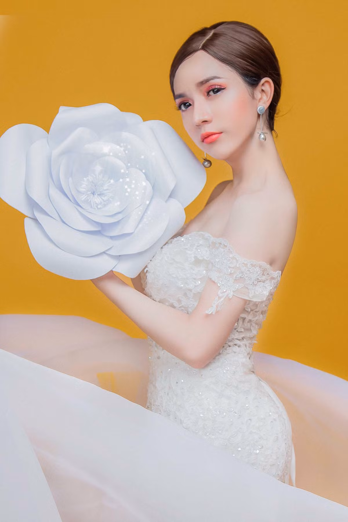 Nhiều người sẽ phải nhầm lẫn và quả quyết khẳng định Trần Đoàn chuẩn là con gái 100% chứ không chuyển giới bởi vẻ đẹp thuần phụ nữ của anh chàng này rất rõ ràng.