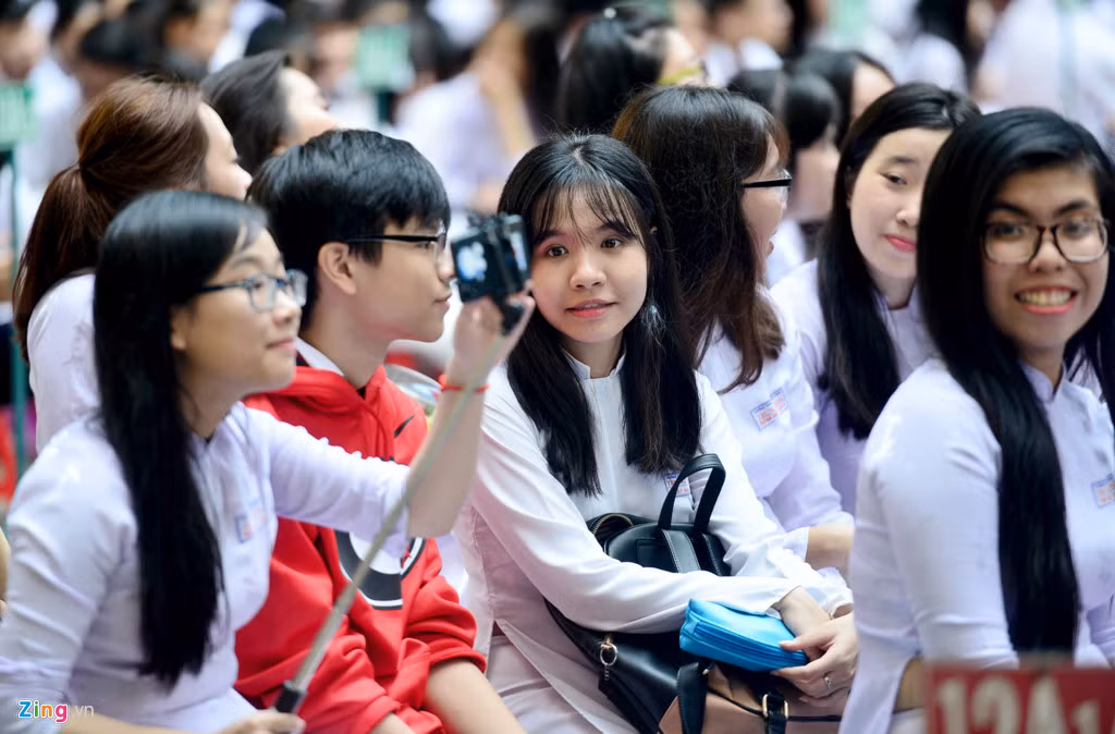 Khối 12 của trường có 15 lớp với hơn 600 học sinh. Hôm nay là ngày cuối cùng các bạn được đứng trên sân trường của mình với tư cách học trò.
