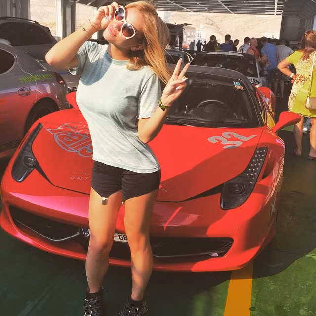 Nói thêm về Gaelle Garcia Diaz, ngoài việc làm người mẫu chụp ảnh bìa cho tạp chí đàn ông Playboy, cô nàng này còn kiêm nhiệm rất nhiều công việc như MC truyền hình hay diễn viên.