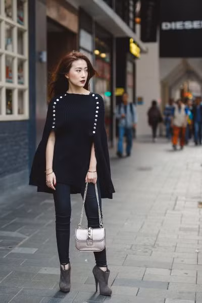 Silvia Siantar là nữ doanh nhân người Indonesia được cộng đồng mạng nhắc đến nhờ nhan sắc xinh đẹp cùng tài kinh doanh thời trang đã được kiểm chứng qua thương hiệu riêng của cô nàng này.