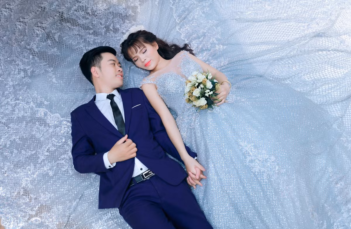 Chỉ bằng hành động mang đồ ăn đến tận lớp cho vợ, chàng trai Hà Tĩnh đã khiến biết bao người cảm động, thêm niềm tin vào tình yêu, vào niềm hạnh phúc không phân biệt tuổi tác.
