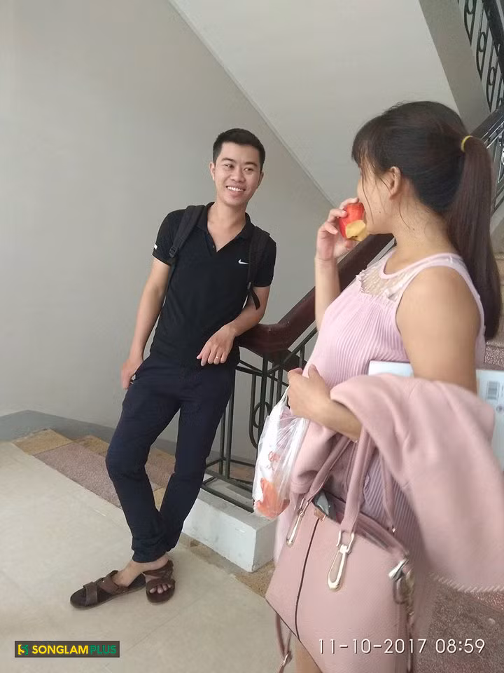 Chỉ sau vài cú click, "người chồng của năm" khi mang thức ăn cho vợ trên giảng đường đã lộ diện đó là Nguyễn Trung Đức (SN 1995), quê ở Hà Tĩnh, còn bạn gái là Lê Thị Bình (SN 1994) ở Nghệ An. Hiện cả hai đều đang là sinh viên năm thứ 4 của trường Đại học Vinh.
