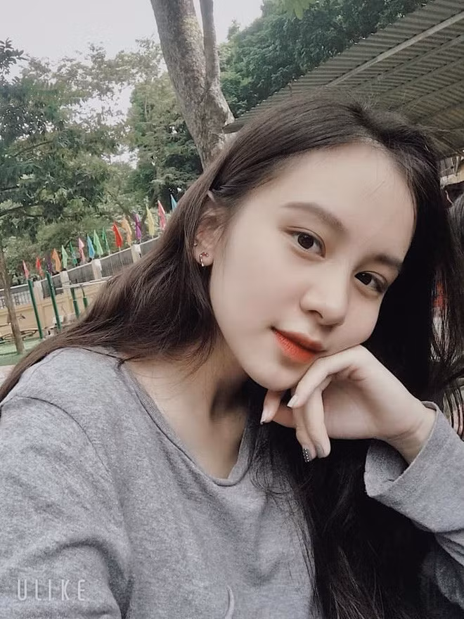 Mỗi mùa khai giảng, bế giảng tại ngôi trường này, ai ai cũng săn đón Mỹ Anh. Chẳng cần trang điểm cầu kỳ, cô bạn chỉ diện áo dài trắng đơn giản thôi cũng đủ đốn tim nam sinh của trường rồi. Nữ sinh này vừa hoàn thành xong kỳ thi THPT Quốc gia 2019 , đang chờ kết quả để đăng ký vào trường Đại học mong muốn.