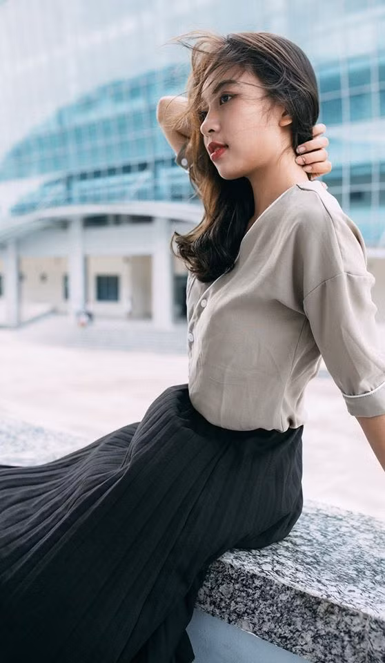 Không chỉ gây ấn tượng bằng nhan sắc được ví với hoa hậu, Phương Dung còn gây thiện cảm với nhiều người bằng con đường học vấn của mình. Nữ sinh trường Báo này từng 12 năm liền đạt danh hiệu học sinh giỏi, cùng lúc thi đỗ 2 trường đại học danh tiếng là Sân khấu Điện ảnh &amp; Học viện Báo chí.