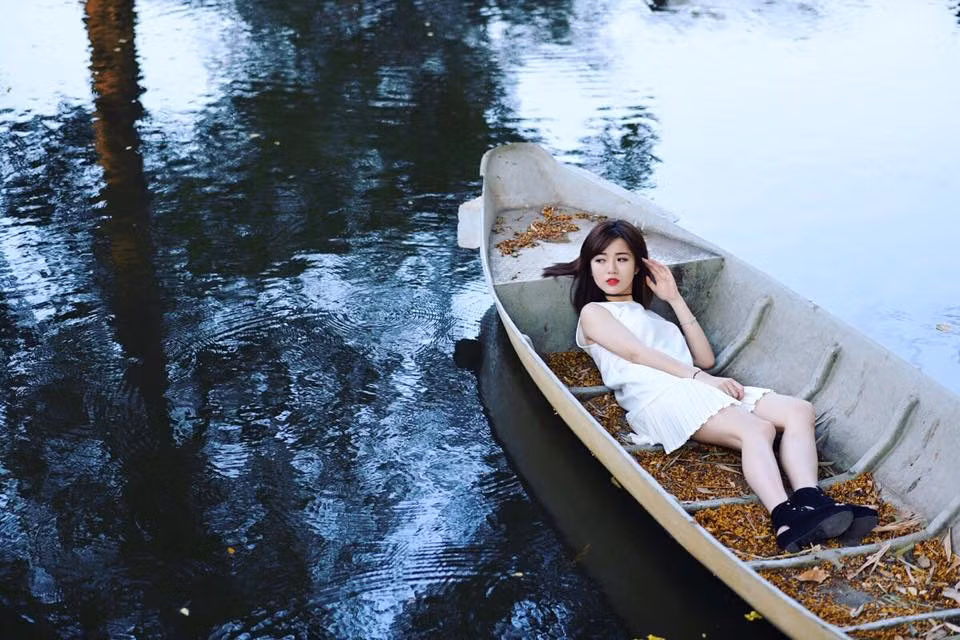 Tuy bối cảnh đơn sơ nhưng với vẻ đẹp của mình, hot girl xinh đẹp Tú Linh đã làm tỏa sáng cả bức ảnh.