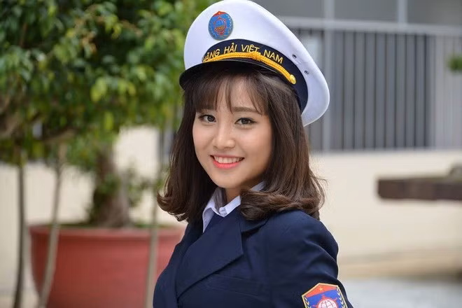Tấm hình giúp Trinh được nhiều người biết tới được chụp vào ngày 6/9 khi nữ sinh ĐH Hàng hải đang ngồi xem buổi lễ gặp mặt sinh viên mới của trường.