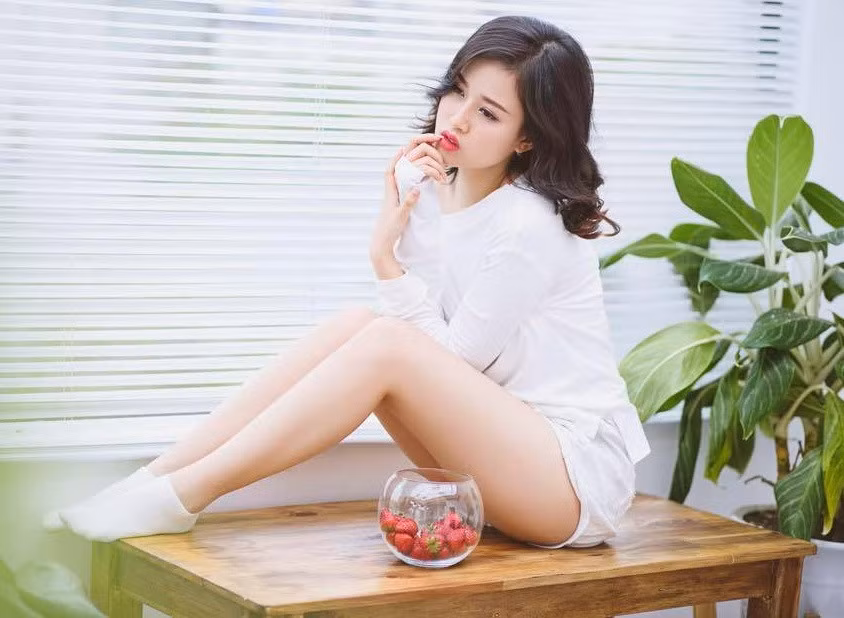 Sinh ra trong một gia đình có cả bố và mẹ đều công tác nên ngành quân đội nên kỉ luật khá nghiêm khắc, đó cũng là một trong những rào cản khiến trước mỗi lần đăng kí thi nhan sắc, Ngọc Mai thường phải suy nghĩ rất thấu đáo và phải "hành động" một cách lặng lẽ và khá dứt khoát.
