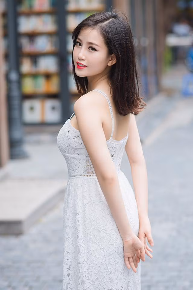 Ngọc Mai tên đầy đủ là Lê Ngọc Mai (21 tuổi, đến từ Hà Nội) hiện là sinh viên năm cuối Đại học Kinh tế Quốc dân. Bên cạnh đó, cô bạn này còn là một MC được chú ý với chất giọng ngọt cùng sự am hiểu về kiến thức thể thao khá tốt.