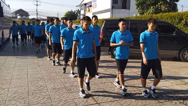 Còn "vựa muối" Hà Đức Chinh đăng ảnh ngồi xe đạp rao bán xôi khúc bánh giò trên trang cá nhân sau thông tin các tuyển thủ Việt Nam bị cấm dùng điện thoại tại AFF Cup.