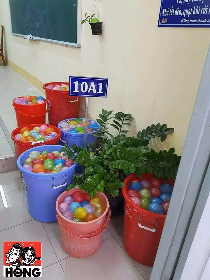 "Nhất quỷ, nhì ma, thứ ba học trò" là câu nói chưa bao giờ sai về giới học sinh. Ngoài những trò nghịch "quái đản" trong giờ học thì một đặc sản nữa trong ngày chia tay mái trường của học sinh cuối cấp, đặc biệt là tại TP HCM đó là bóng nước.