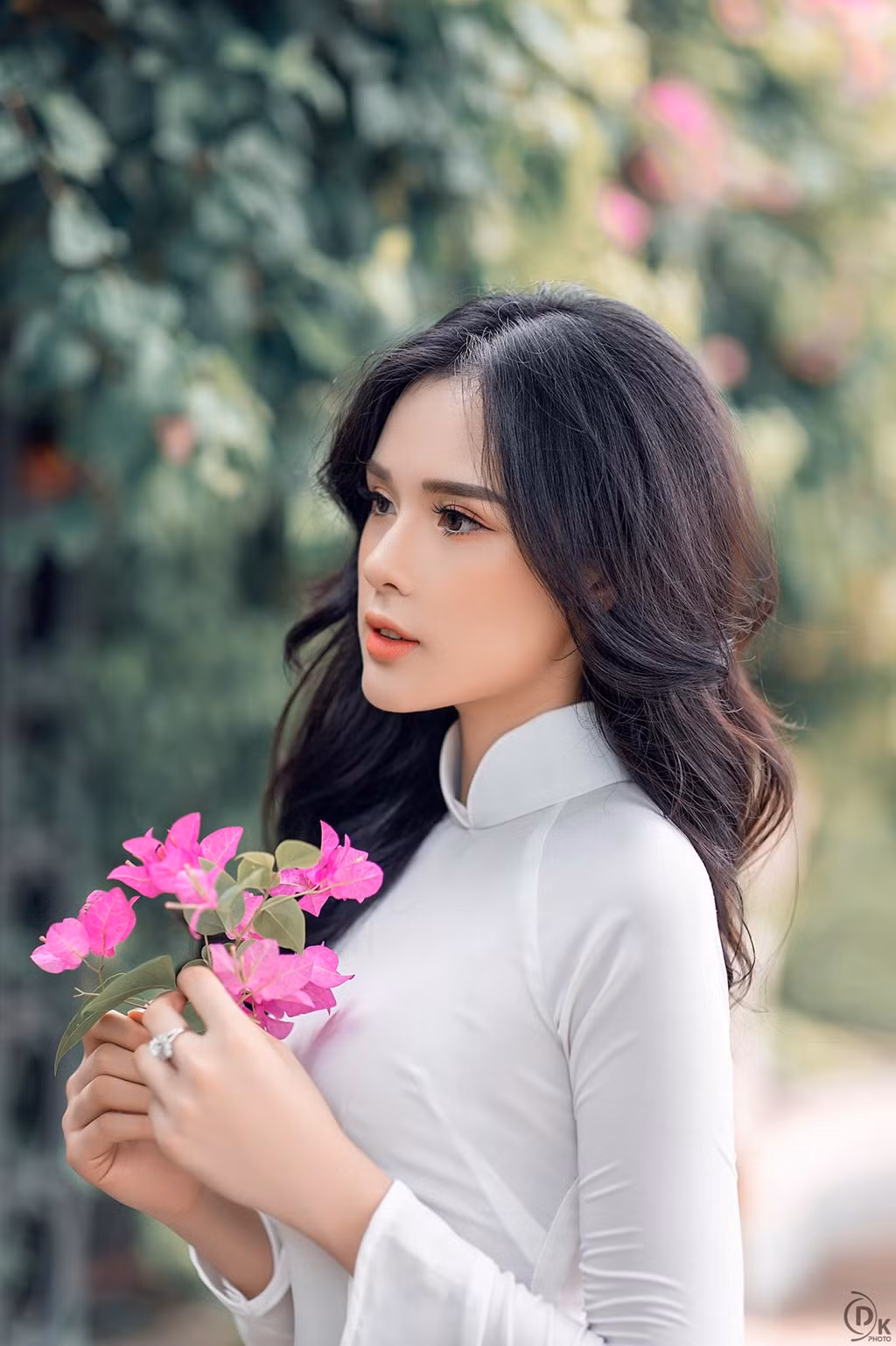 Huyền Trang đang theo học khoa Luật kinh tế của Đại học Thành Đông. Cô từng dự thi Hoa hậu Hoàn vũ Việt Nam 2017, vào top 5 Hoa hậu Đại dương 2017 và là Á hoàng Trang sức 20