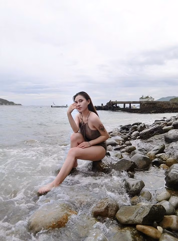 Thân hình hoàn hảo với vòng eo "con kiến" cùng làn da trắng mịn không tì vết của hot girl 9X tên Quỳnh Như là điều khiến biết bao người thèm muốn, ganh tỵ.