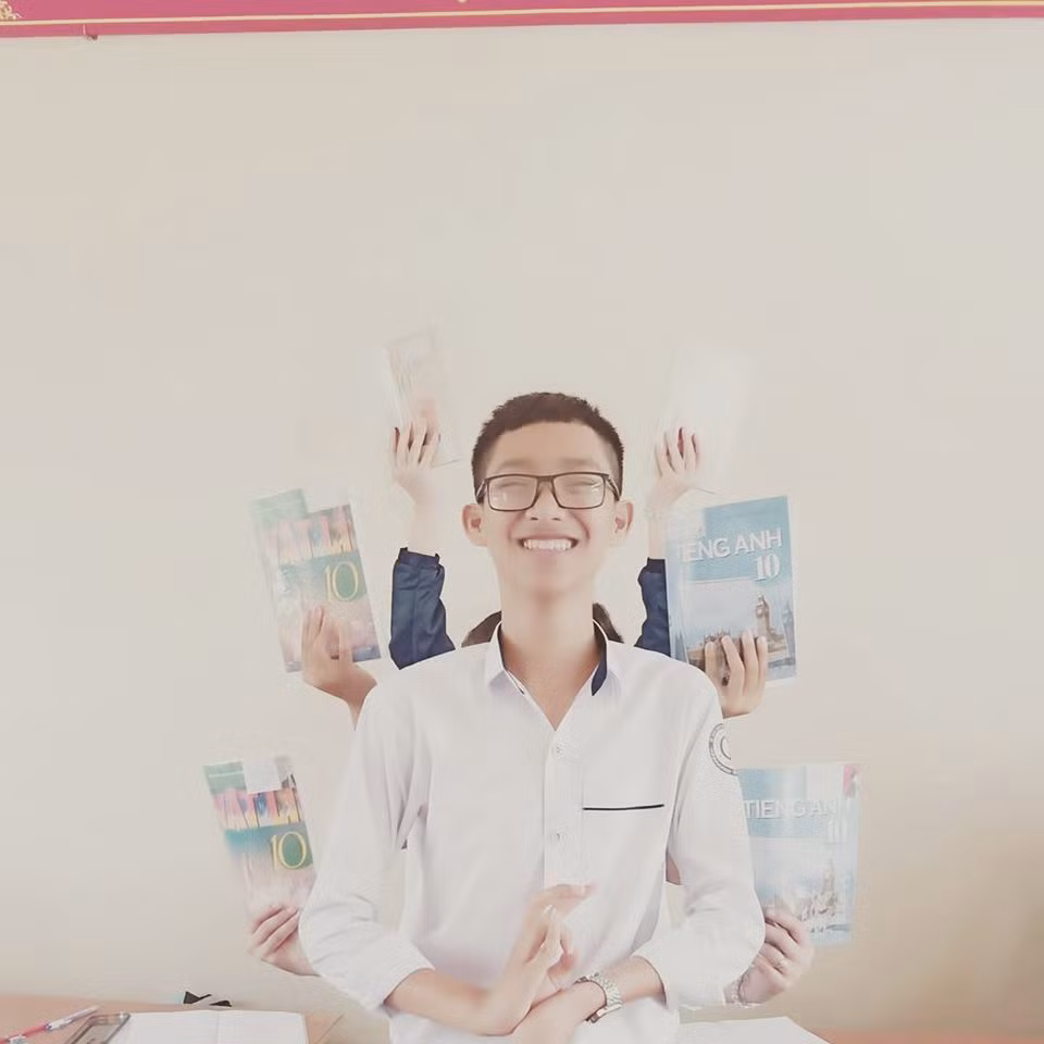 Tận dụng hết dụng cụ học tập, các bạn học sinh nhanh trí "biến tấu" xu hướng chụp ảnh hot trong dịp đầu năm học.