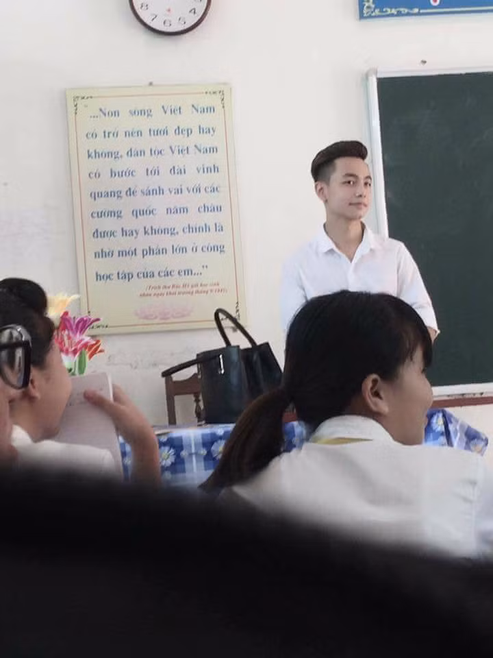 Tuy nhiên cho dù là trợ giảng hay sinh viên đi thực tập đi chăng nữa thì vẻ đẹp của anh chàng này cũng khiến không ít dân mạng, đặc biệt là các bạn nữ tuổi teen không khỏi quyến luyến.