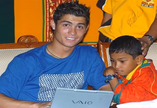 Đích thân CR7 đã đáp máy bay đến Indonesia để gặp Martunis trao số tiền ủng hộ và động viên cậu bé này. Sau lần đó, mối liên hệ giữa CR7 và Martunis ngày càng thường xuyên hơn. Chính căn nhà mà Martunis đang sinh sống đã được CR7 đích thân dùng tiền túi của mình để xây dựng lại.