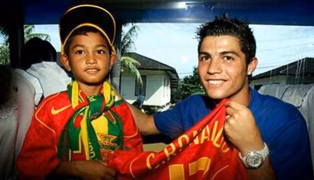 Cảm động trước tình yêu bóng đá và tình yêu ĐT Bồ Đào Nha của Martunis, Cris Ronaldo đã tìm cách liên hệ với Martunis và đồng thời kêu gọi các đồng đội tại ĐT Bồ Đào Nha quyên góp để ủng hộ cậu bé này.