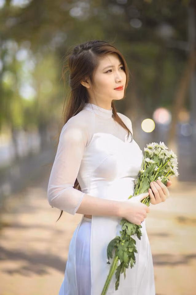 Ngoài ra cô nàng còn có những bức ảnh vô cùng trong trắng bên chiếc áo dài.