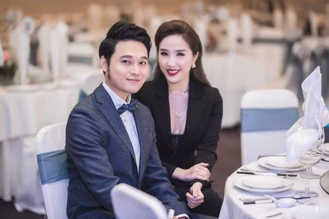 Năm 2008, khi trào lưu “nhạc teen” đang thịnh hành, Quang Vinh và Bảo Thy chính là cặp song ca đình đám vào thời điểm ấy. Từ Ngôi nhà hoa hồng, Ngọn đồi chong chóng cho đến Vẫn tin mình có nhau, màn kết đôi của cả hai giúp nâng tầm tên tuổi và độ phủ sóng cho riêng mỗi người. Sau đó, Quang Vinh bỗng tạm dừng ca hát để tập trung vào công việc kinh doanh, trong khi Bảo Thy đầu tư vào những dự án âm nhạc riêng, khiến nhiều người hâm mộ cảm thấy tiếc nuối. Dù không còn đi chung trên con đường âm nhạc, cả hai vẫn là bạn bè thân thiết.