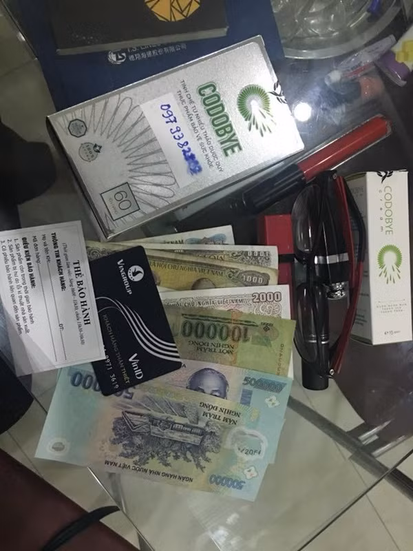Không rõ lý do thế nào mà cô đã để quên túi xách ở lại. Dân mạng đưa ra nhiều ý kiến khác nhau sau câu chuyện trên. Nhiều người tỏ ý tội nghiệp cho cô gái trẻ bị bỏ quên ngay giữa đêm ở ngoài đường như thế.