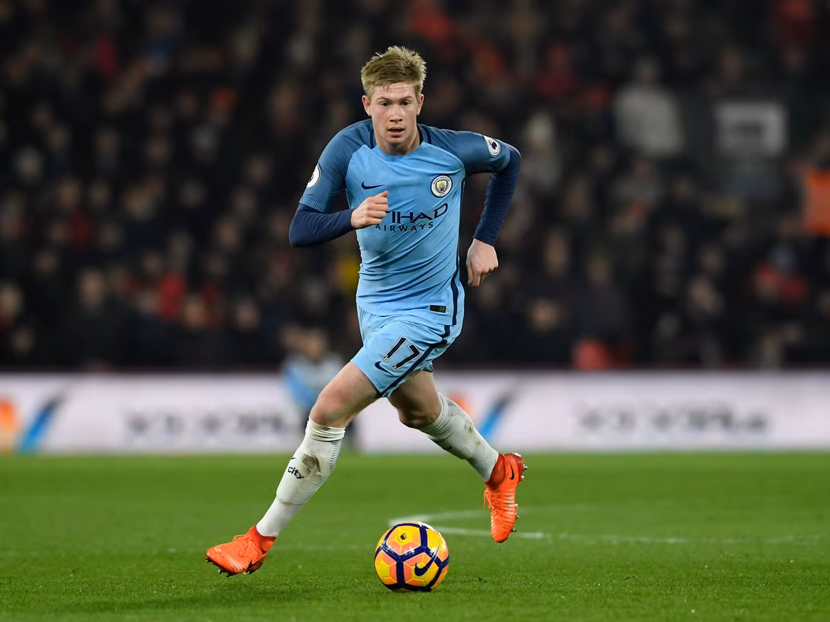Man City lên kế hoạch "trói chân" báu vật: Theo Mirror, Man City đang lên kế hoạch gia hạn hợp đồng cho tiền vệ Kevin de Bruyne. Ảnh: Mirror