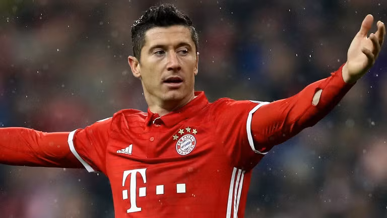 Lewandowski trong tầm ngắm của 3 ông lớn Premier League: Theo một số thông tin chuyển nhượng cầu thủ của giới thạo tin tại Anh, cả Man City, Chelsea lẫn Man United đều đang theo đuổi tiền đạo người Ba Lan của Bayern Munich Robert Lewandowski. Sau 3 năm chơi bóng ở Allianz Arena, mối quan hệ giữa Lewandowski và ban lãnh đạo Bayern Munich được cho là đang xấu đi và tiền đạo 29 tuổi muốn ra đi ngay tháng 1/2018. Ảnh: Goal