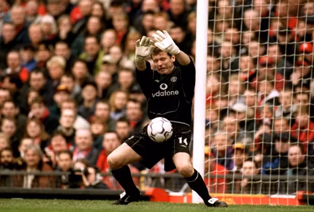 Andy Goram là một thủ môn ít danh tiếng. Không hiểu tại sao Man United lại quyết định ký hợp đồng với thủ thành 36 tuổi này vào tháng 3/2001. Từng có câu chuyện rất thú vị từ thương vụ này, đó là việc Goram đã… chửi Sir Alex Ferguson qua điện thoại vì tưởng nhầm người bạn thân Ally McCoist đang cố gắng lừa anh.