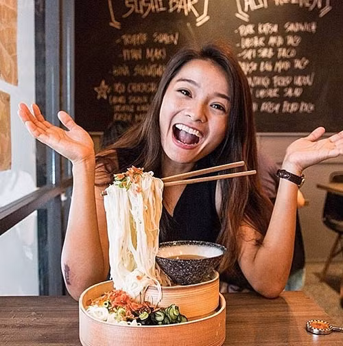 Xuất phát từ món ăn nổi tiếng “flying noodles” do một nhà hàng ở Singapore sáng tạo ra, mì bay hiện đã có mặt tại nhiều nhà hàng, quán ăn tại Việt Nam.