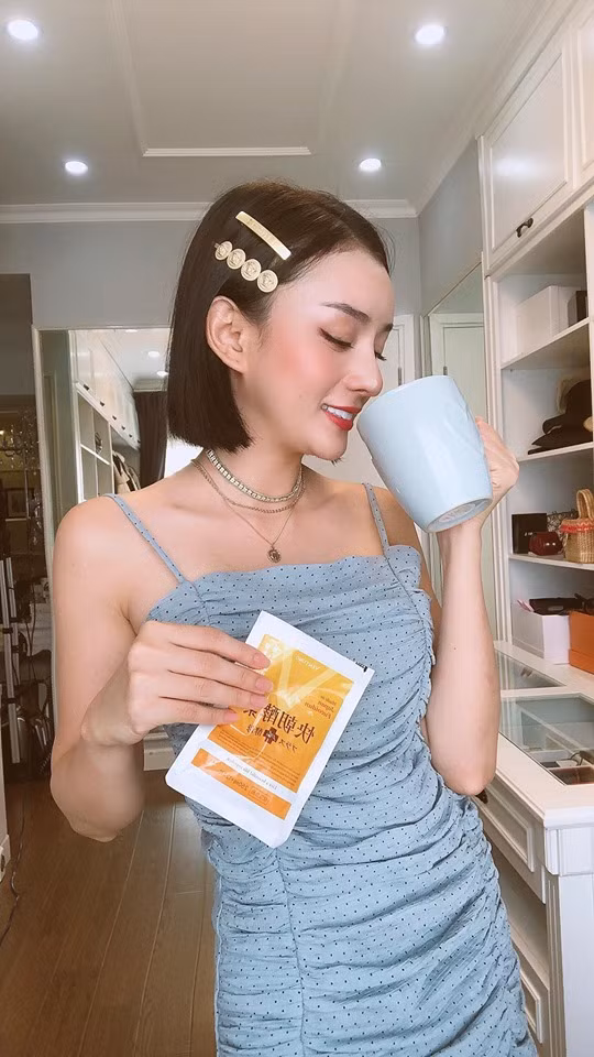 Không chỉ sở hữu dàn xe siêu sang khiến nhiều người phải ngưỡng mộ, Angela Chu còn có gương mặt và thân hình cực đẹp.