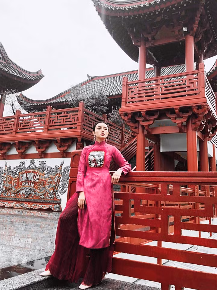 Gu thời trang của Angela Chu cũng liên tục đổi phong cách ăn mặc. Nhưng đa phần những trang phục của cô nàng hot girl Việt được thiết kế tinh tế và hợp dáng người.
