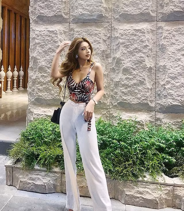 Vẻ đẹp nóng bỏng, kết hợp giữa đường nét của người con gái Việt và phong cách phương Tây của Katleen nhanh chóng thu hút sự quan tâm của công chúng.