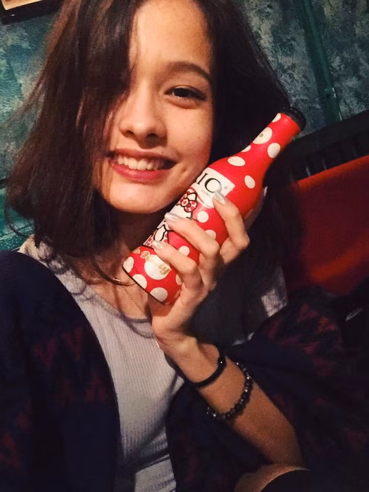 Nói về vẻ đẹp của Marie-Linh Gastel, nhiều người đặc biệt bị thu hút bởi nụ cười vô cùng có hồn của cô nàng này. Mỗi khi nhoẻn miệng cười, trên khuôn mặt của cô bạn này lại lộ ra hai lúm đồng tiền cực xinh.