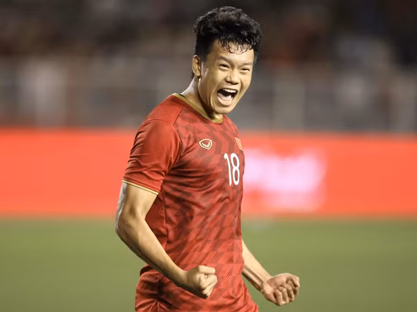 Bộ ba trung vệ của đội tuyển U22 Việt Nam sẽ không thể thiếu cái tên Nguyễn Thành Chung. Cầu thủ Hà Nội FC thể hiện sự chắc chắn trong phòng ngự và xuất sắc trong những lần lên tham gia tấn công.