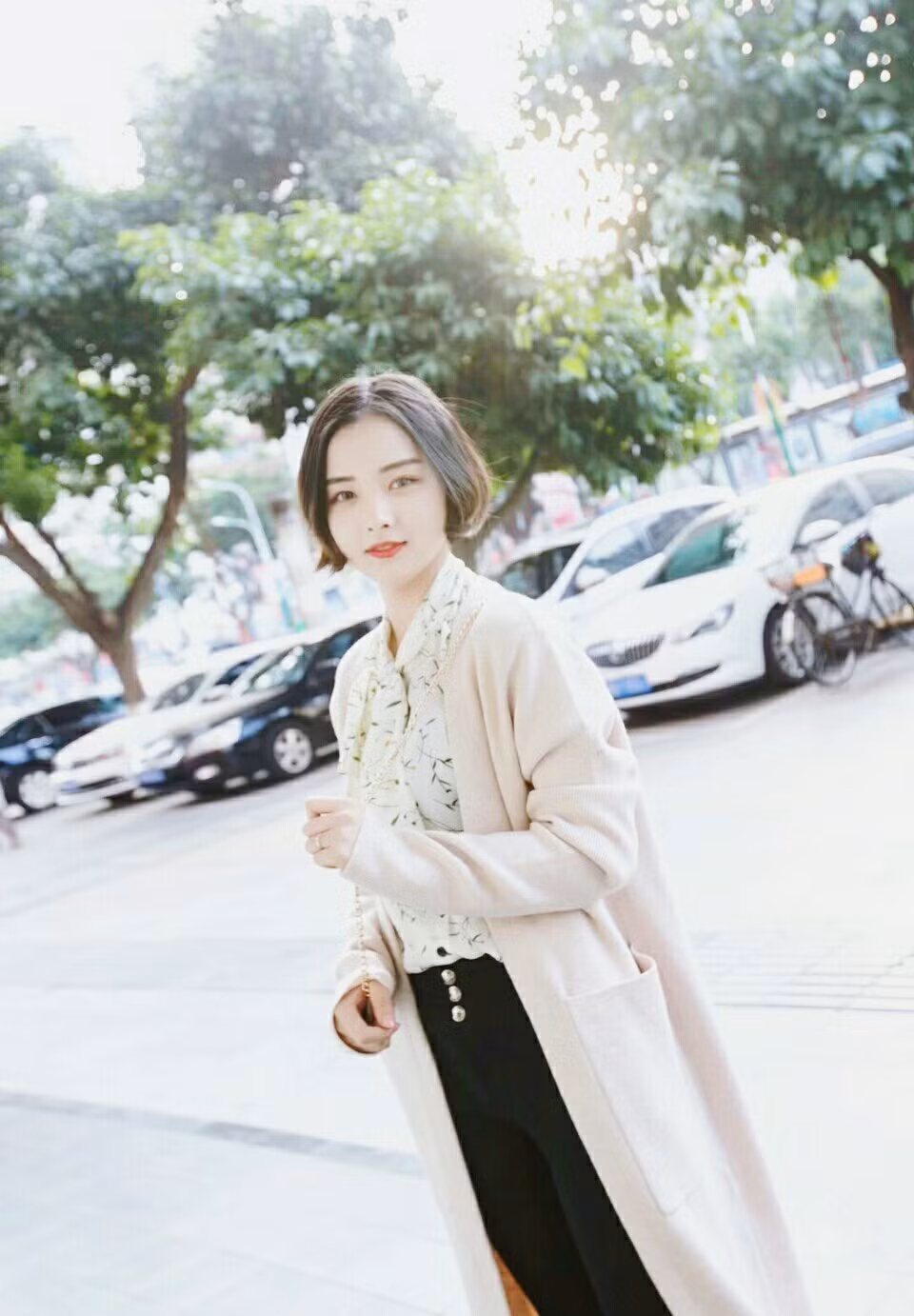 Nụ cười tràn ngập sức hút của Đóa Nhi cũng mang đến cho người đối diện nhiều niềm vui và chính điều đó mang đến sự chú ý đặc biệt của cô nàng này.