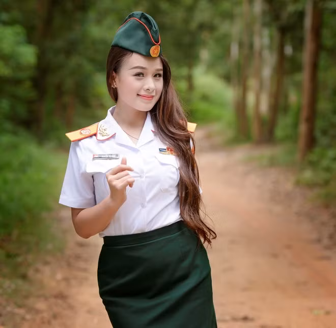 Nu MC truyen hinh Quoc phong duoc dan mang phat hien