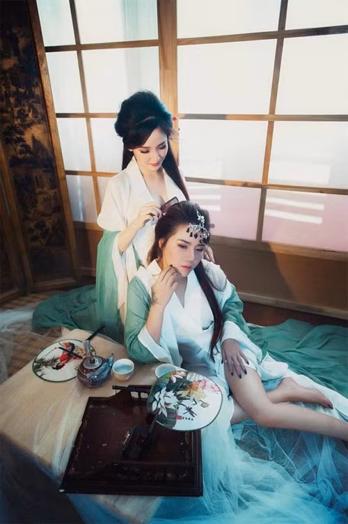 Phương Oanh từng là cái tên khá hot khi tham gia cuộc thi "Ngôi sao thời trang"; "HHT Icon", còn Phương Vy là diễn viên, ca sỹ tự do tại TP.HCM