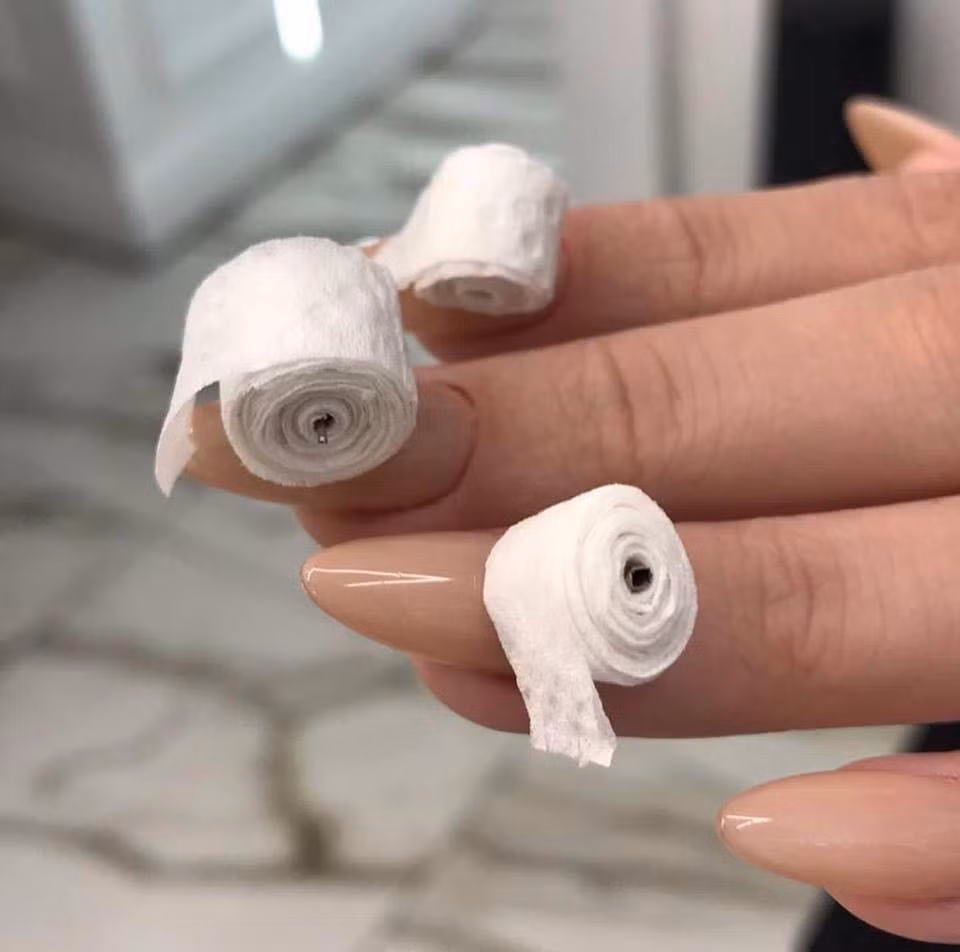 Thử tưởng tượng xem, những bộ nail với hình bàn chải, bút chì hay cả cuộn giấy vệ sinh sẽ khiến các chị em trở thành tâm điểm chú ý khi xuất hiện tại các địa điểm công cộng như thế nào?