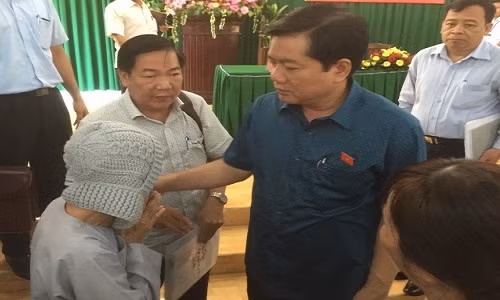 Bi thu Thang Noi voi dan khong chung chung vong vo