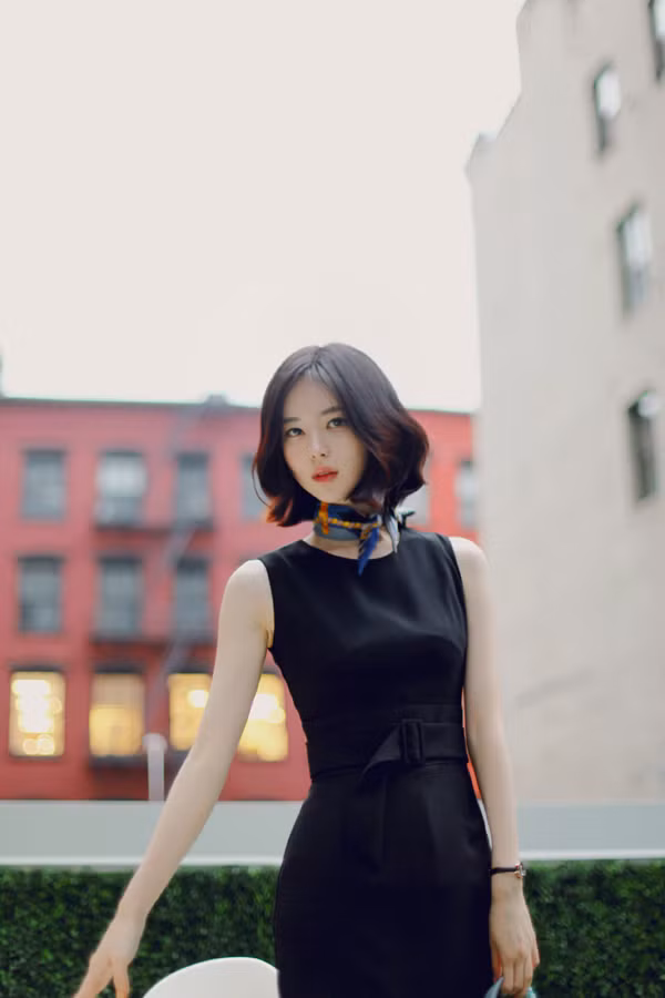 Cô sở hữu một làn da trắng muốt, đôi môi mọng và mái tóc đen tuyền nên được rất nhiều cư dân mạng đặt cho biệt danh là " nàng Bạch Tuyết" của Hàn Quốc.