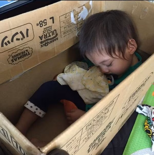 Bất cứ nơi đâu, bất cứ chỗ nào cũng sẽ biến thành chiếc giường êm ái khi cơn buồn ngủ của các bé ập tới.